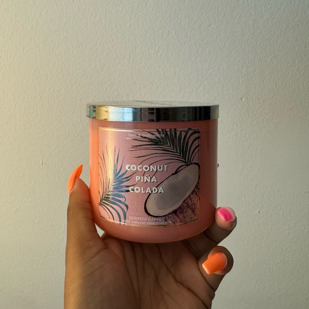 bath and body works coconut pins colada 3 wick candle